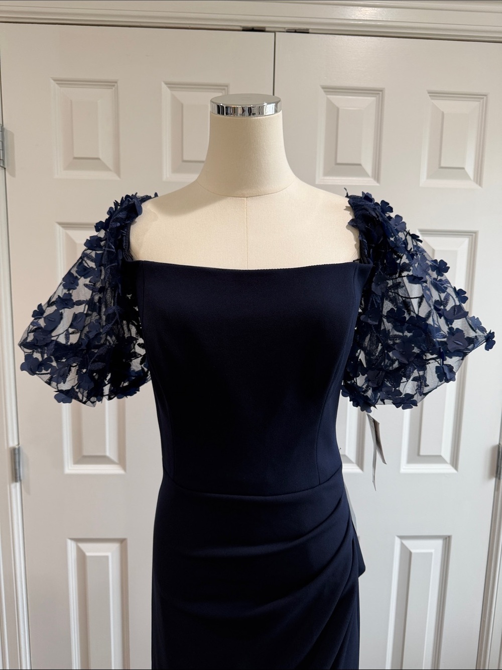 NWT XSCAPE Off-Shoulder Navy Evening Gown Floral Lace Sleeves Size 12 - Picture 8 of 14